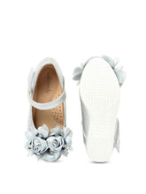 Walktrendy by Walkinlifestyle Girls Silver-Toned Solid Pumps